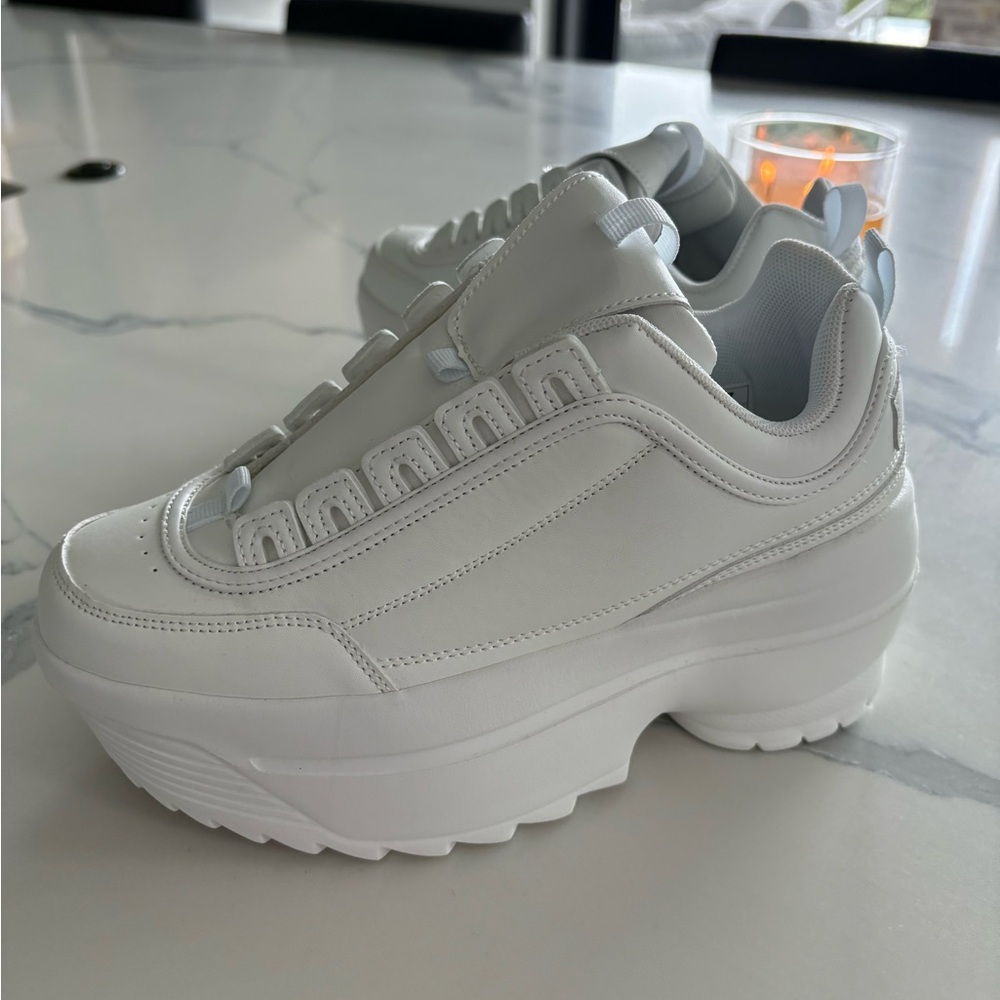 White Platform Sneakers with Elevated Sole and Minimalist Design